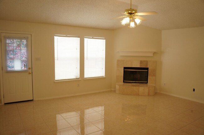Building Photo - 8000 Summer Sun Dr
