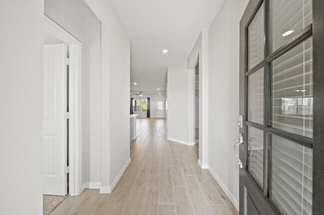 Foto del edificio - "Charming 4-Bed Sanctuary on Gentle Breeze Lane - Spacious 1861 Sq. Ft. Home with 2 Full Baths in...