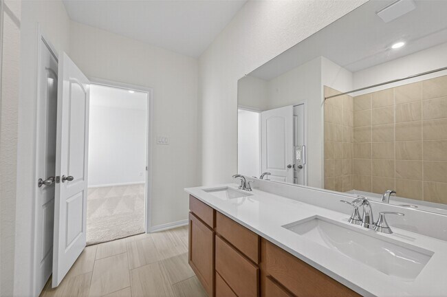 Foto del edificio - 8110 Shelter Bay Ln