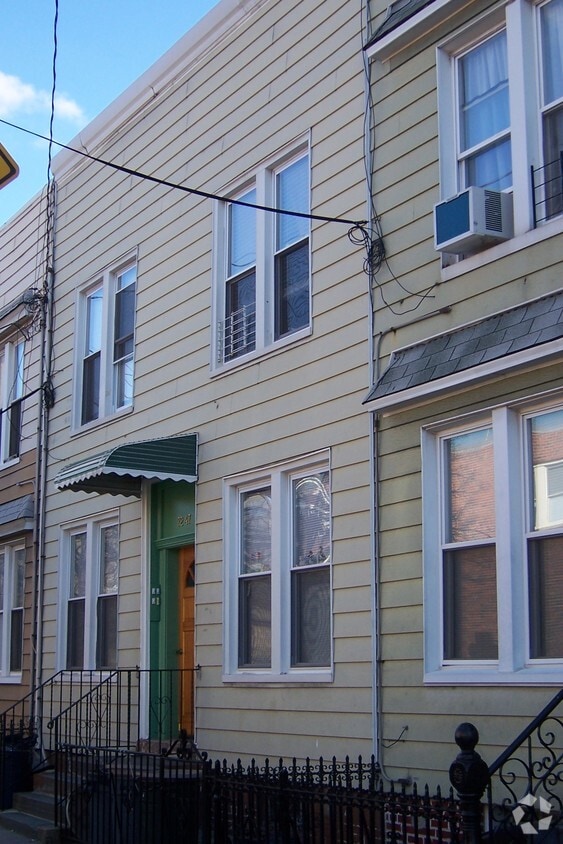 Building Photo - 72-47 60th Ln