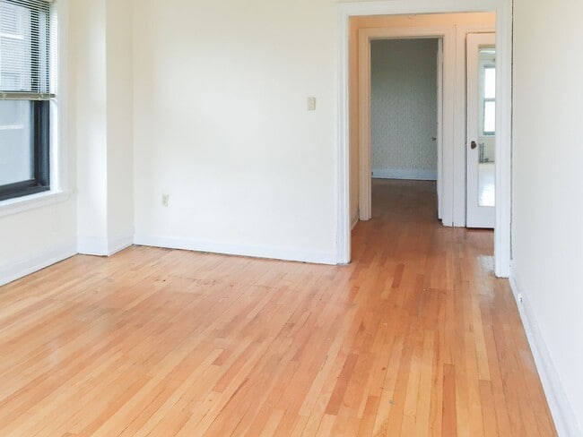 Building Photo - 522 W Briar Pl
