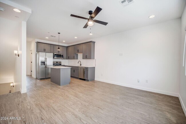 Foto del edificio - 3725 E Earll Dr