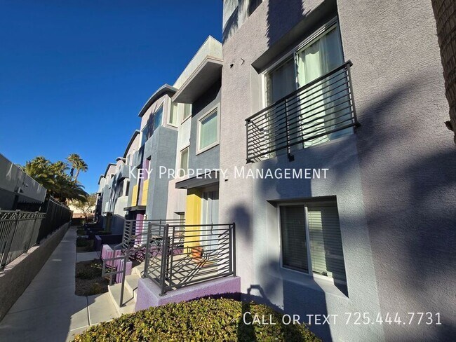 Building Photo - 2 Bedroom, 2 Bath Modern Townhome near 215...