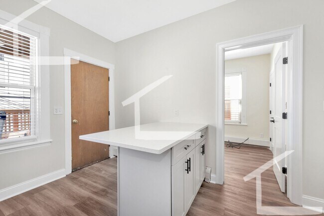 Building Photo - 3 Bedroom