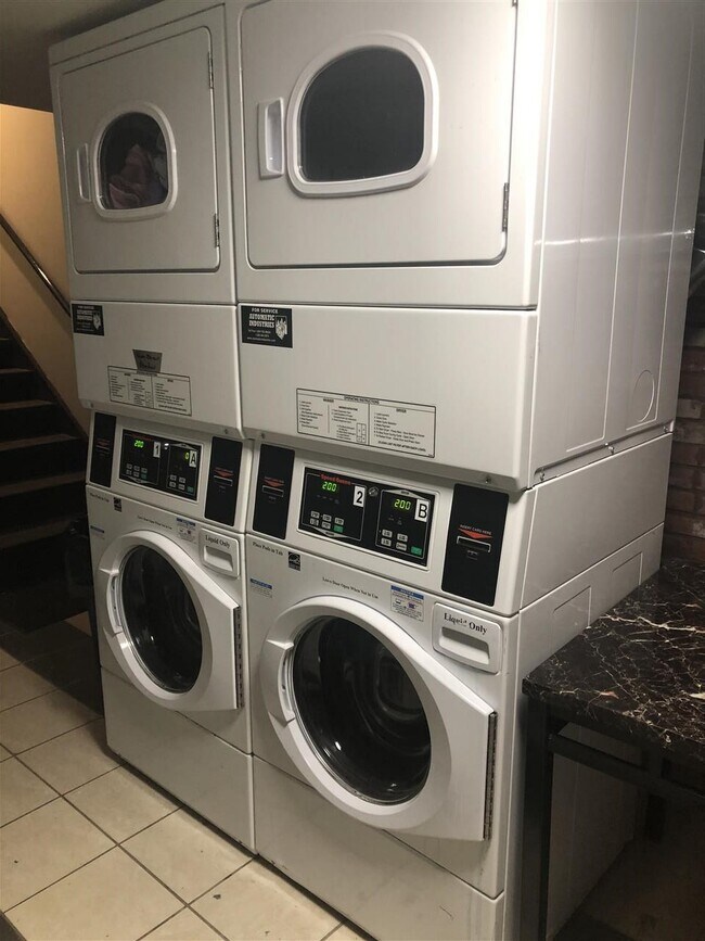 Foto del edificio - 329 Central Ave