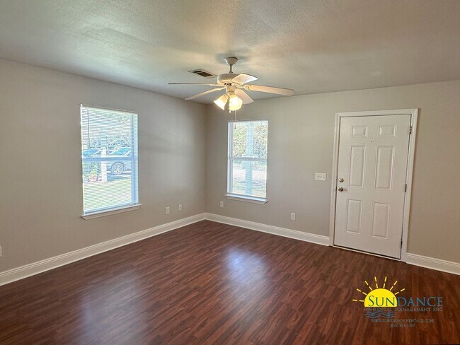 Building Photo - Freshly Painted 3 Bedroom Home in Pensacola!