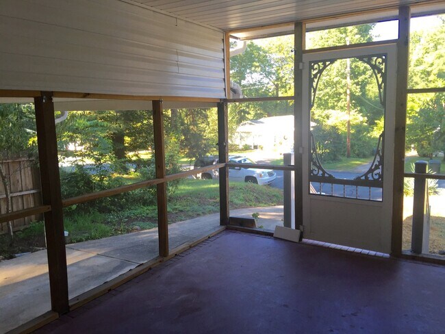Foto del edificio - Remodeled 3BR in Guilford Hills