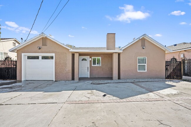 Foto del edificio - Fully Remodeled 4 Bedroom Home in Pacoima!