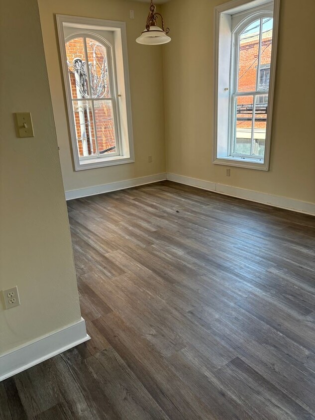 Primary Photo - 611 E Colonial Ave