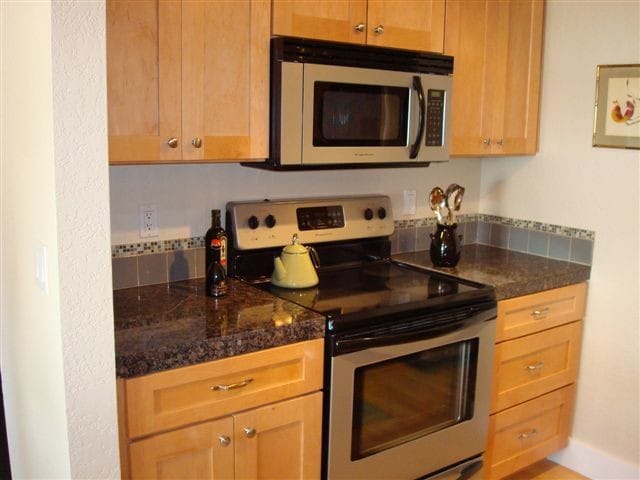 kitchen - 10528 Midvale Ave N