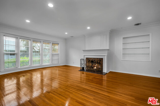 Building Photo - 6500 San Vicente Blvd