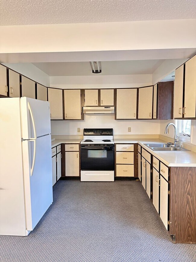 Foto del edificio - North Pole Home for Rent – 2BR, 1.5BA, Det...
