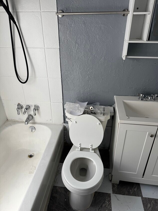 Foto del edificio - 9813 Manor Ave