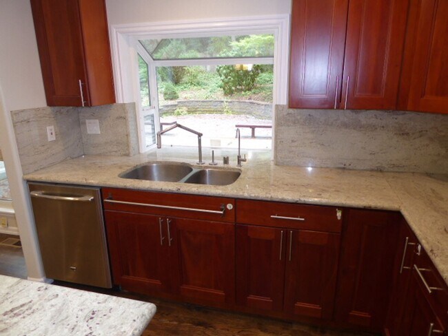 Foto del edificio - Charming 4 Bed 2.5 Bath + Den Rambler in S...
