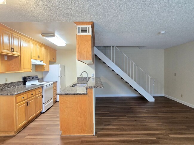 Foto del edificio - Remodeled 2-Story Townhome, A/C, Newer Kit...