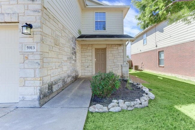 Building Photo - 5913 Silver Screen Dr