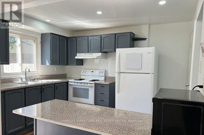 Building Photo - 513-513 Parkview Crescent