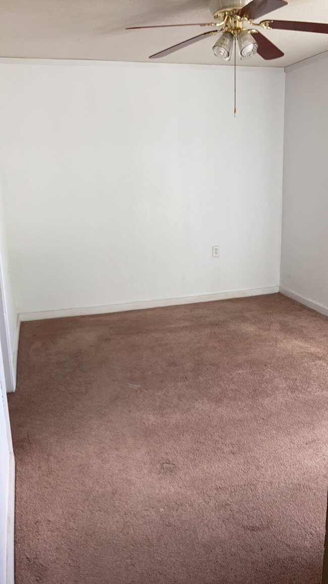 Dormitorio 1 - 401 S Doris Ave