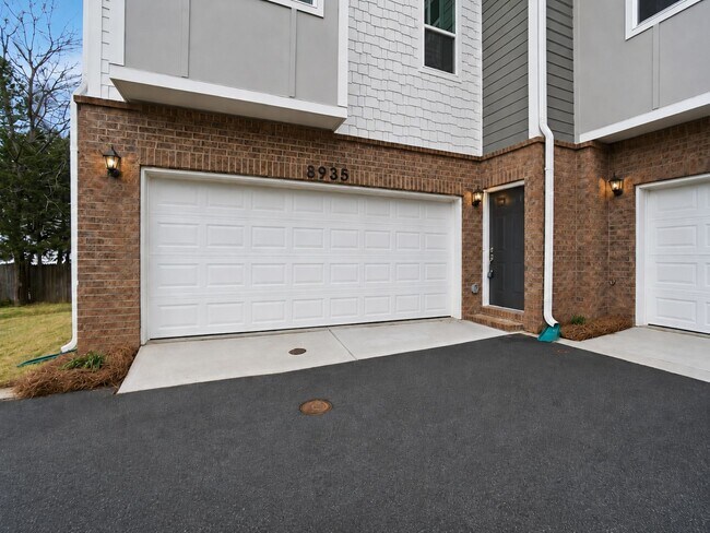 Building Photo - 8935 Sharonbrook Dr