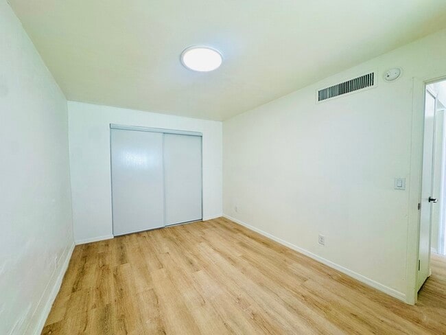 Building Photo - Modern Style Renovated 2 Bedroom with Wash...