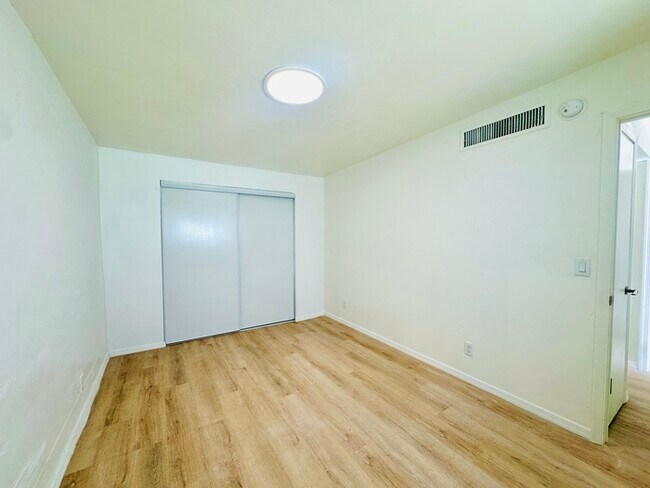 Foto del edificio - Modern Style Renovated 2 Bedroom with Wash...