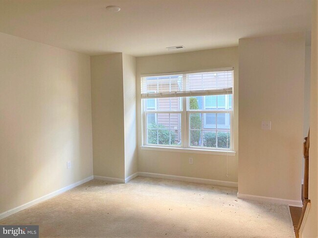 Building Photo - 5940 Valley Forge Dr