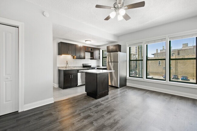 Building Photo - 4520 N Clarendon Ave