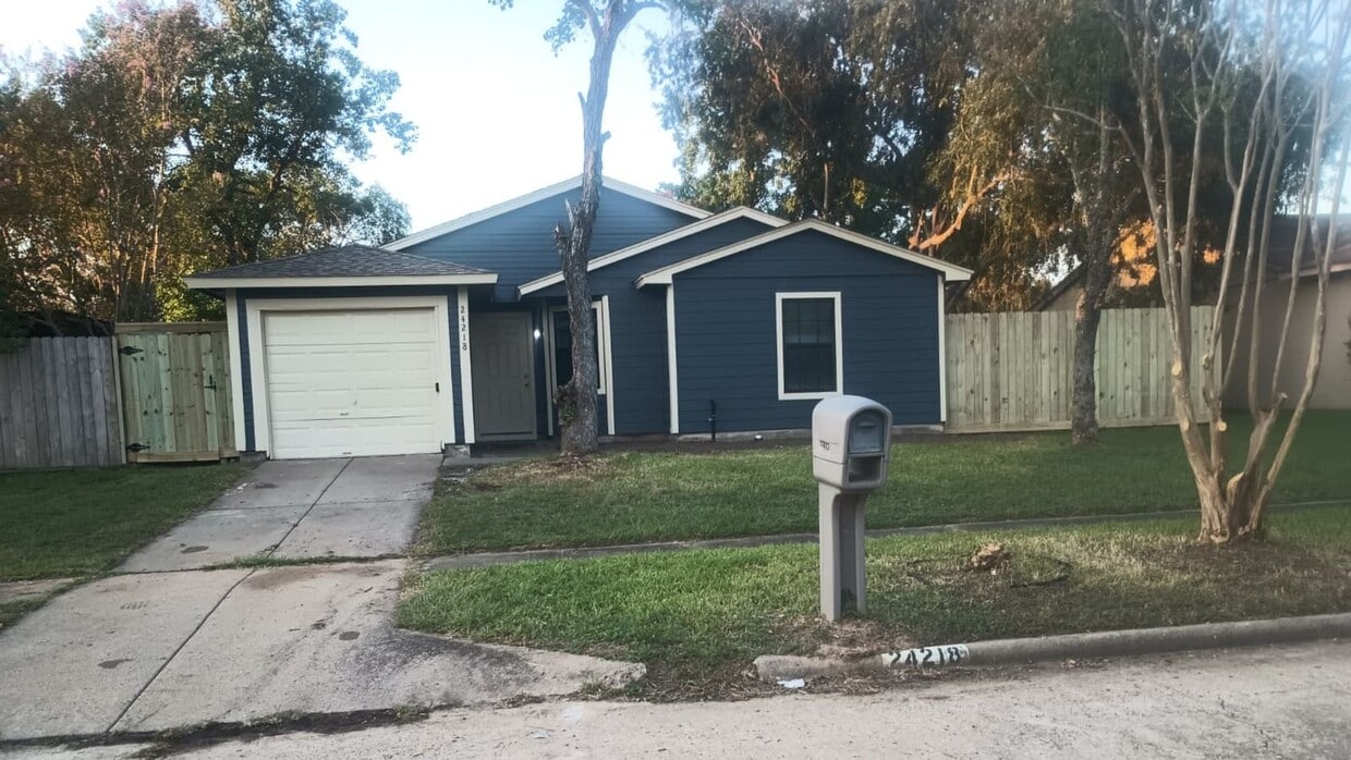 Primary Photo - Spacious 3 Bed / 1 Bath in Hockley! Move i...