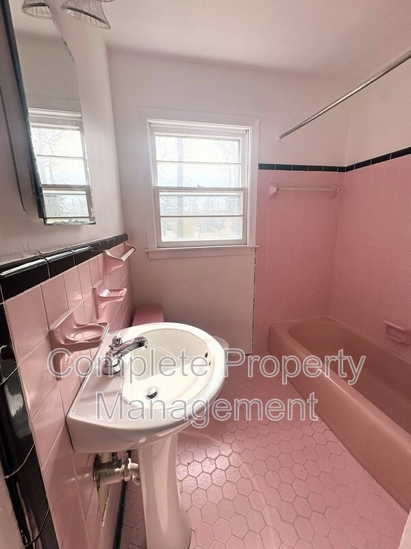 Building Photo - 409 13th Ct NW