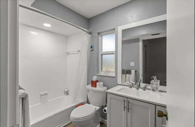 Master bathroom - 2901 SW 1st Ave