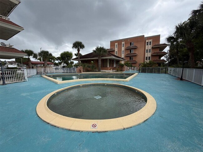 Foto del edificio - 17650 NW 68th Ave
