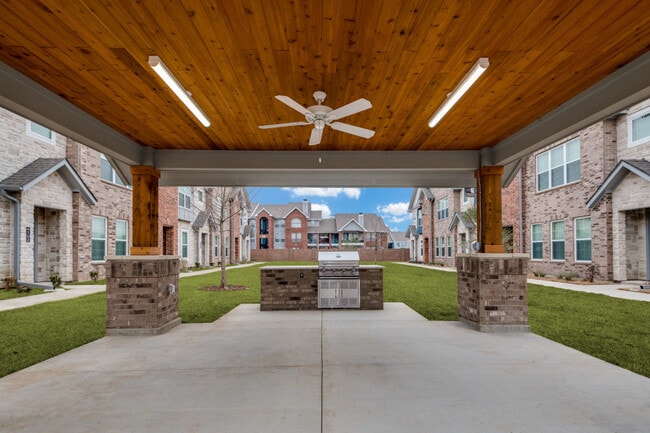 Building Photo - Parkwood Oaks