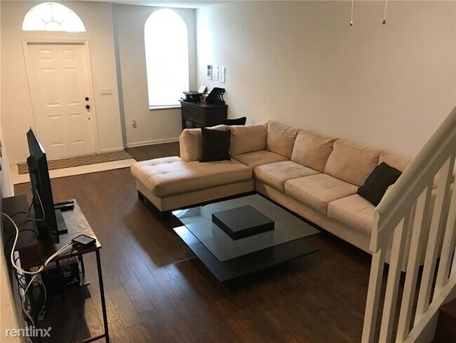Building Photo - 4 br, 3.5 bath House - 2820 SW 84th Ter # 105
