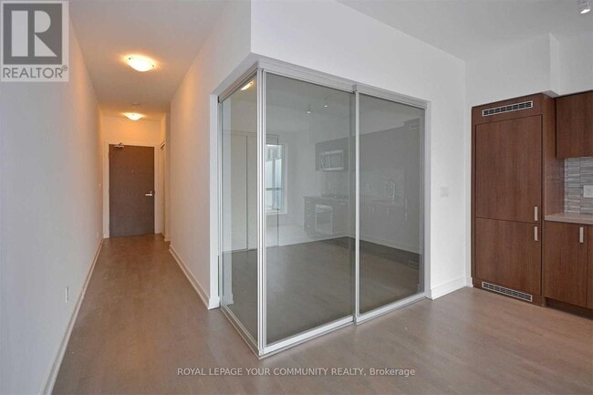 Photo du bâtiment - 501-501 St Clair Ave W