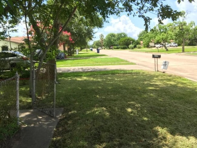 Foto del edificio - Gorgeous completed renovated Home in Freeport, TX. HABLAMOS ESPAÑOL!