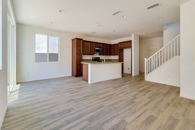 Building Photo - Spacious 4-Bedroom Home with Private Yard ...