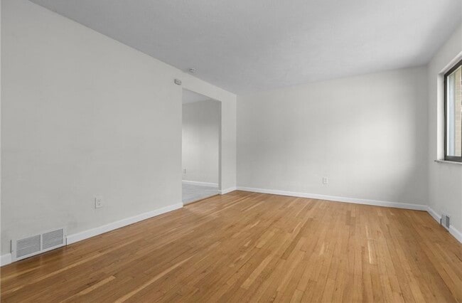 Building Photo - 548B Firethorne Dr