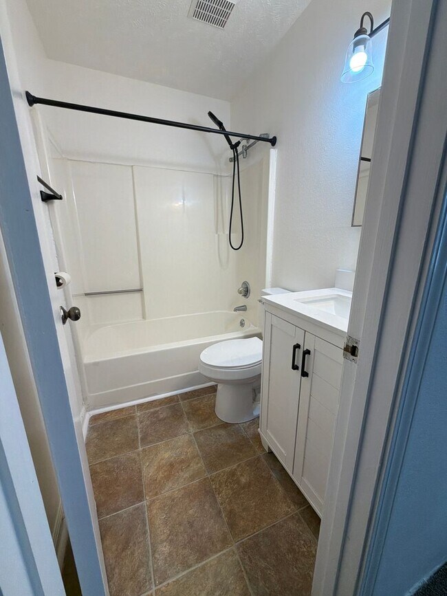 Foto del edificio - 39-39 Rushwood Dr