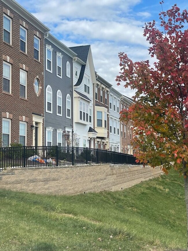 Building Photo - GORGEOUS TH IN CLARKSBURG TOWN CENTER