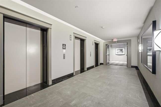 Building Photo - 100 S Eola Dr