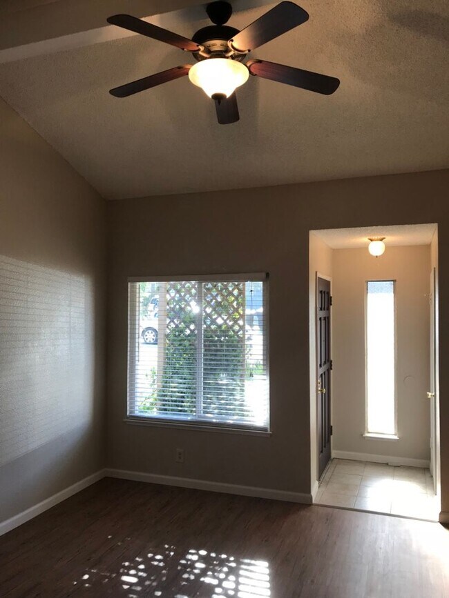 Foto del edificio - 5532 E Knoll Dr