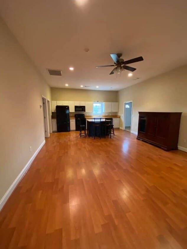 3 Bed Home with 4 Car Garage! - 3 Bed Home with 4 Car Garage!