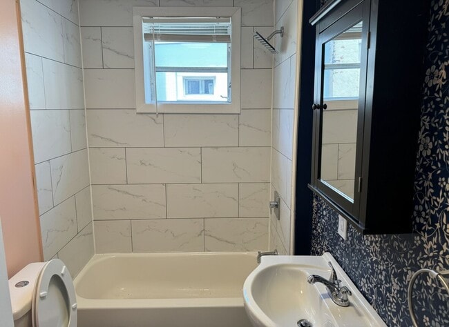 Foto del edificio - Spacious 3BR Home with Large Backyard Near PATCO & Crescent Blvd