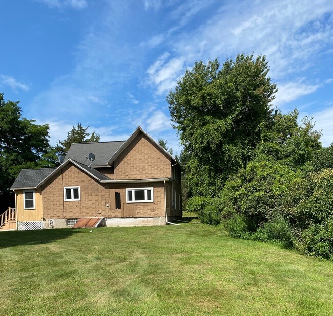 Spacious back yard - 402 Bowerman Rd