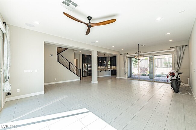 Foto del edificio - 6465 Farness St