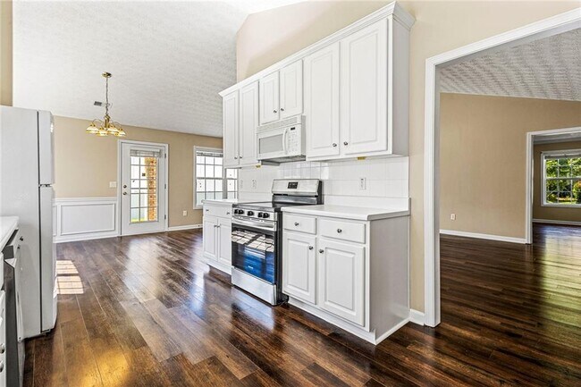 Building Photo - 815 Village Pl