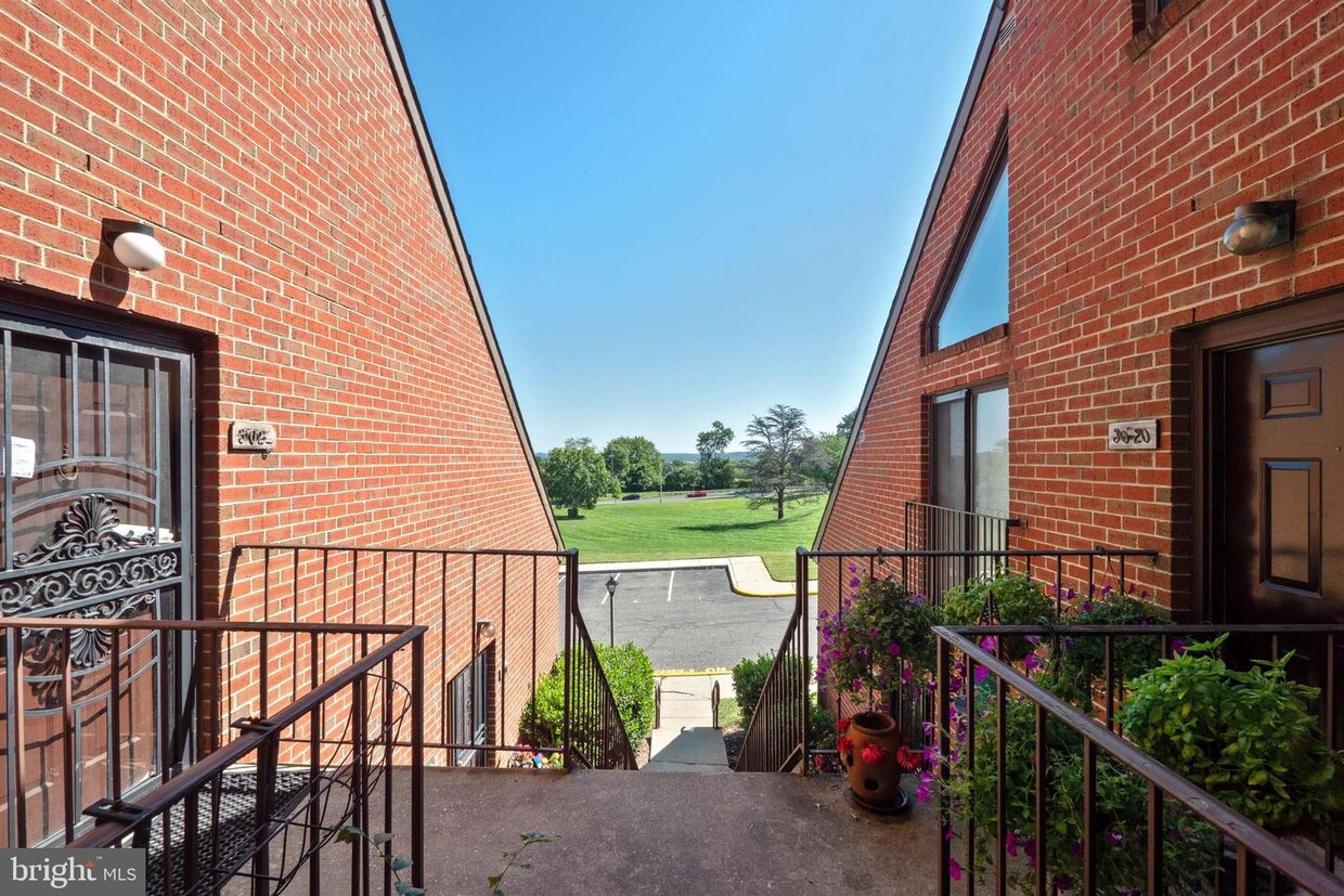 Primary Photo - 3024 Pineview Ct NE