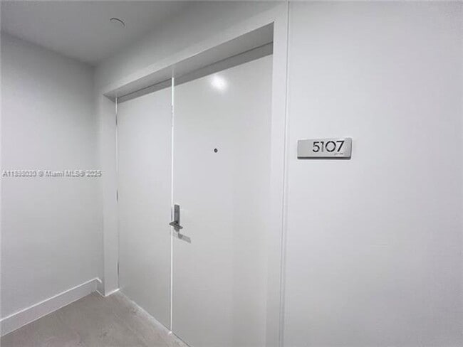 Foto del edificio - 700 NE 24th St