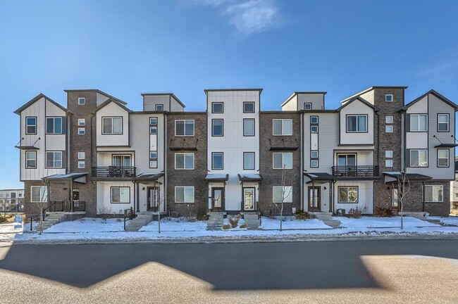 Foto del edificio - Spacious 3BR Townhome in Broomfield - ROOF...