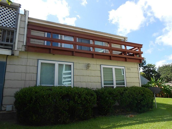 Building Photo - 135 April Point Dr N